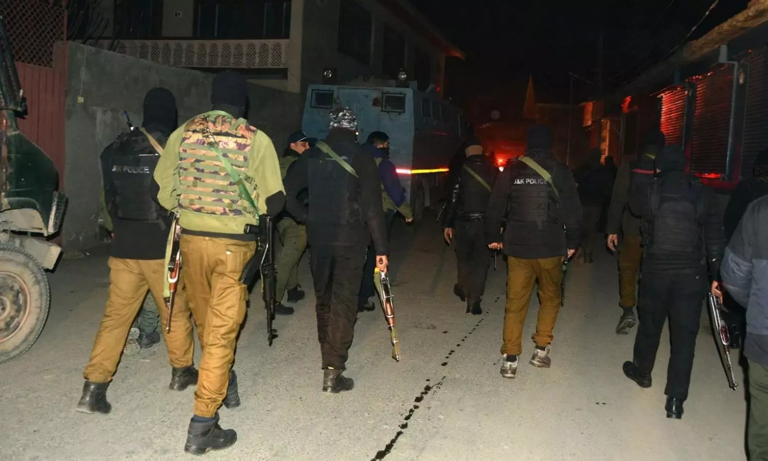 ஜம்மு காஷ்மீரில் பயங்கரவாதிகளுடன் துப்பாக்கிச் சண்டை.. காவல்துறை அதிகாரி வீரமரணம் ஜம்மு காஷ்மீரில் பயங்கரவாதிகளுடன் துப்பாக்கிச் சண்டை.. காவல்துறை அதிகாரி வீரமரணம்