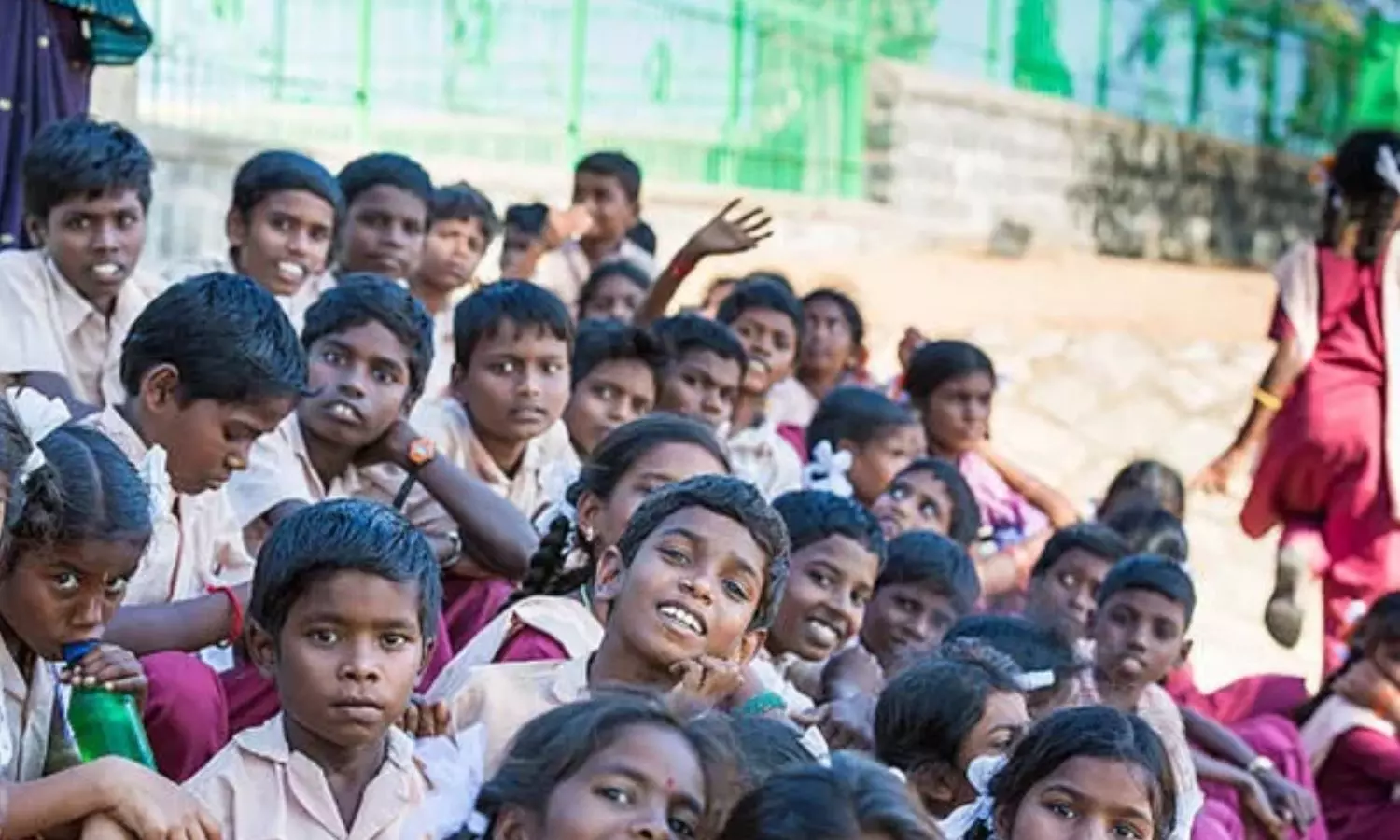 தமிழகத்தில் 12 நாட்கள் பள்ளிகளுக்கு விடுமுறை தமிழகத்தில் 12 நாட்கள் பள்ளிகளுக்கு விடுமுறை