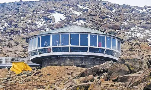 14 ஆயிரம் அடி உயர பனிமலையில் மேக கூட்டங்களுக்கு நடுவே சுழலும் ஓட்டல்