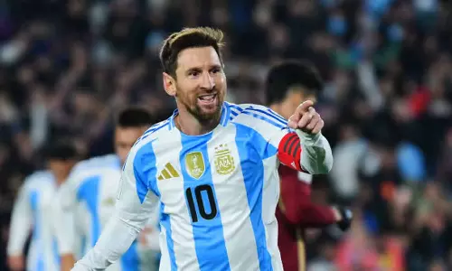 மெஸ்ஸியிடம் கை கொடுக்க ஒரு கோடியா? வெளியான அதிர்ச்சி தகவல்