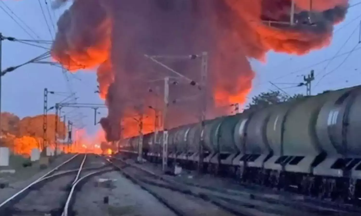 2025 REWIND: அதிகாலையில் பரபரப்பை ஏற்படுத்திய சரக்கு ரெயில் தீ விபத்து 2025 REWIND: அதிகாலையில் பரபரப்பை ஏற்படுத்திய சரக்கு ரெயில் தீ விபத்து