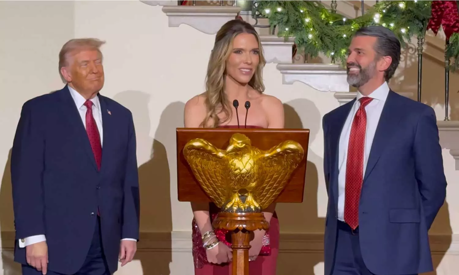 வெள்ளை மாளிகையில் அதிபர் டிரம்ப் மகனுக்கு நிச்சயதார்த்தம் - வைரல் வீடியோ வெள்ளை மாளிகையில் அதிபர் டிரம்ப் மகனுக்கு நிச்சயதார்த்தம் - வைரல் வீடியோ