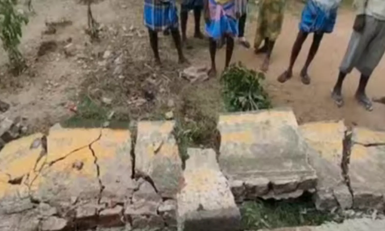 திருவள்ளூரில் அரசுப்பள்ளி சுவர் இடிந்து விழுந்து மாணவன் பலி திருவள்ளூரில் அரசுப்பள்ளி சுவர் இடிந்து விழுந்து மாணவன் பலி