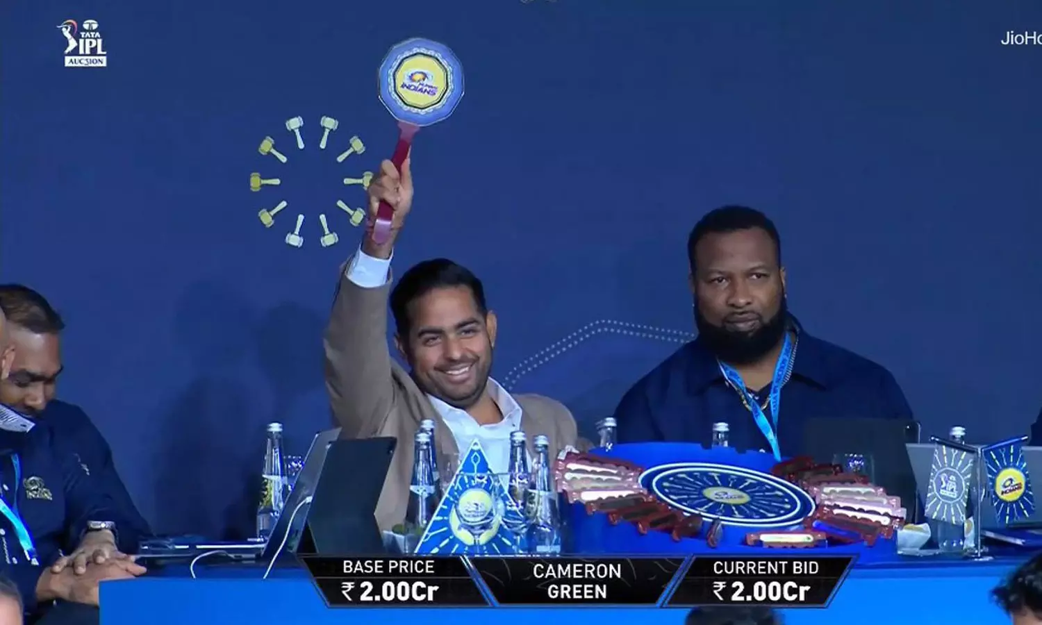 கையிருப்பு 2 கோடி: சிரித்துக் கொண்டே கேமரூன் கிரீனை ஏலம் கேட்ட மும்பை இந்தியன்ஸ் கையிருப்பு 2 கோடி: சிரித்துக் கொண்டே கேமரூன் கிரீனை ஏலம் கேட்ட மும்பை இந்தியன்ஸ்