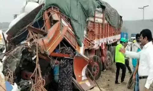 தர்மபுரி அருகே லாரி மோதி விபத்து - 4 பேர் பலி