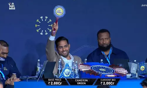 கையிருப்பு 2 கோடி: சிரித்துக் கொண்டே கேமரூன் கிரீனை ஏலம் கேட்ட மும்பை இந்தியன்ஸ்