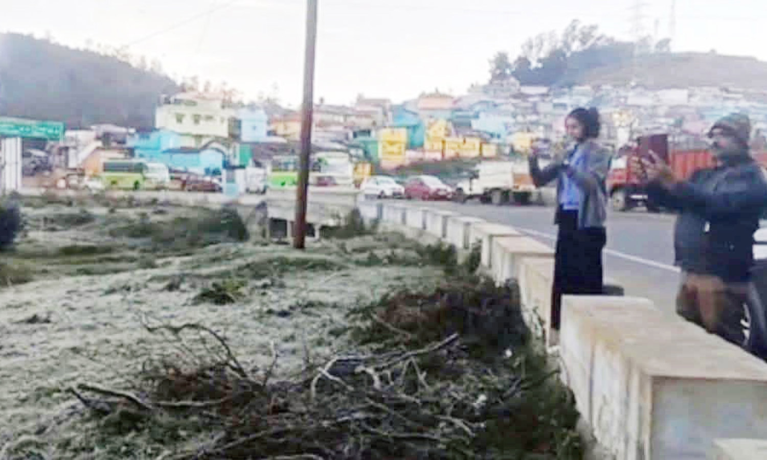 ஊட்டி, குன்னூர், கோத்தகிரியில் உறைபனியுடன் சாரல் மழை - பொதுமக்கள், பயணிகள் அவதி