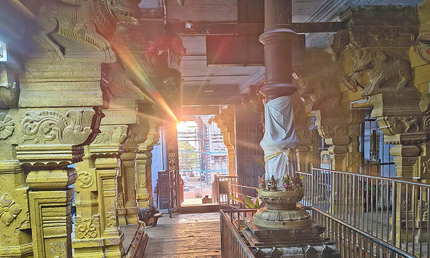 மார்கழி மாதத்தில் நடக்கும் அதிசயம் - உவரி சுயம்பு லிங்கசுவாமி மூலவர் மீது சூரிய ஒளி விழுந்தது