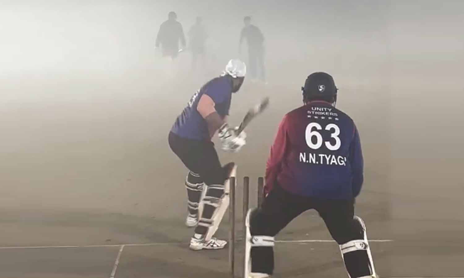 டெல்லி பனிமூட்டத்தில் விளையாடிய Cricket Lovers- வைரல் வீடியோ