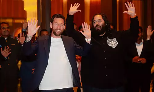 மெஸ்ஸிக்கு ரூ.10 கோடி மதிப்புள்ள கைக்கடிகாரத்தை பரிசாக அளித்த ஆனந்த் அம்பானி