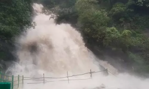ஆழியார் கவியருவியில் காட்டாற்று வெள்ளம்- சுற்றுலா பயணிகள் செல்ல தடை