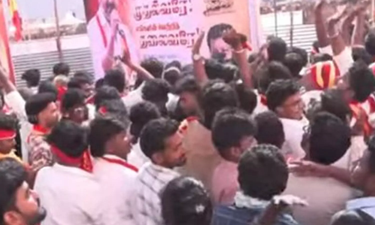 ஈரோட்டில் விஜய் மக்கள் சந்திப்பு... சாரை சாரையாக குவியும் த.வெ.க. தொண்டர்கள் ஈரோட்டில் விஜய் மக்கள் சந்திப்பு... சாரை சாரையாக குவியும் த.வெ.க. தொண்டர்கள்