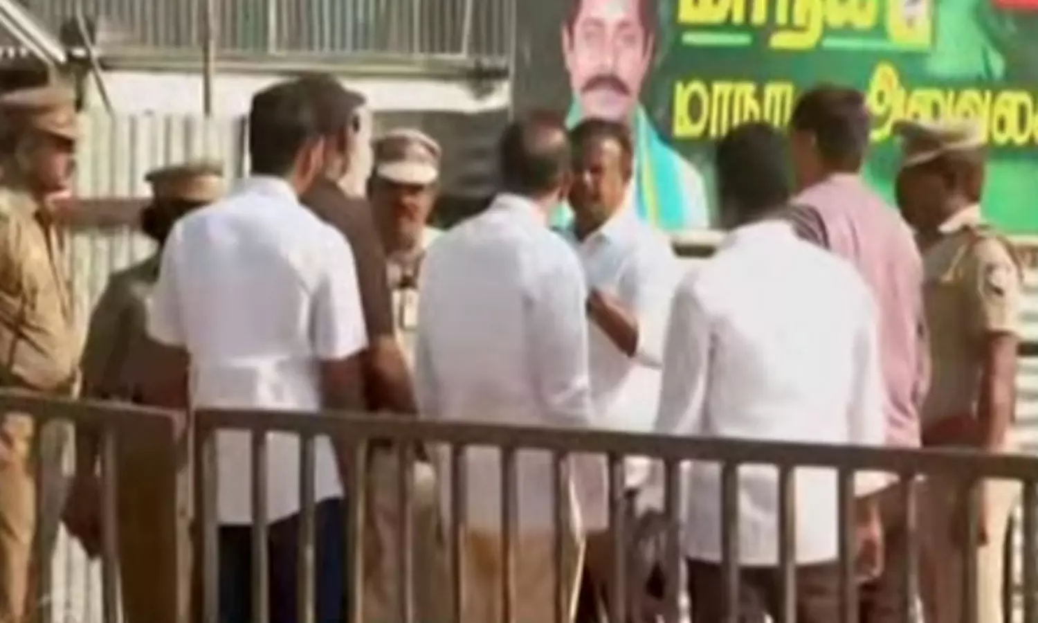 ஈரோட்டில் த.வெ.க. பொதுக்கூட்டம் - பொருளாளருக்கு அனுமதி மறுப்பு ஈரோட்டில் த.வெ.க. பொதுக்கூட்டம் - பொருளாளருக்கு அனுமதி மறுப்பு