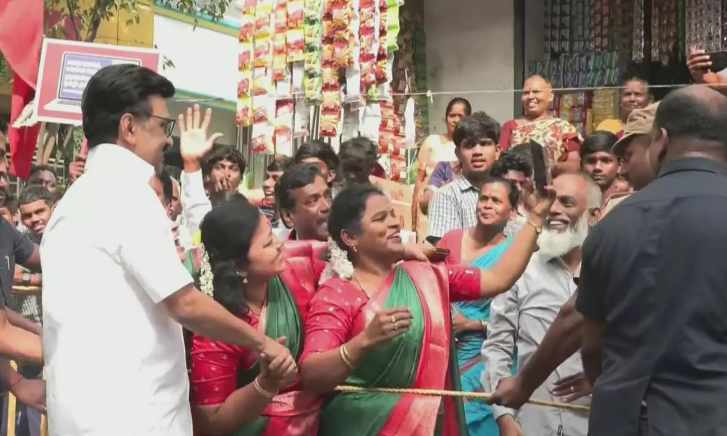 சென்னை கொளத்தூரில் முதலமைச்சர் மு.க.ஸ்டாலின் - மக்கள் உற்சாக வரவேற்பு சென்னை கொளத்தூரில் முதலமைச்சர் மு.க.ஸ்டாலின் - மக்கள் உற்சாக வரவேற்பு