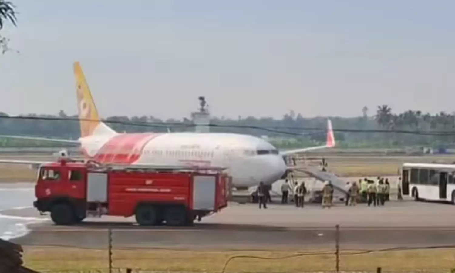 டயர்கள் வெடித்ததால் கொச்சியில் அவசரமாக தரை இறங்கிய ஏர் இந்தியா விமானம் டயர்கள் வெடித்ததால் கொச்சியில் அவசரமாக தரை இறங்கிய ஏர் இந்தியா விமானம்