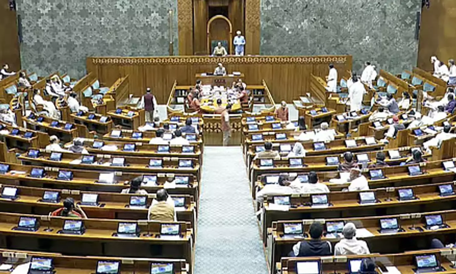 எதிர்க்கட்சிகள் கடும் அமளி: மக்களவையில் புதிய ஊரக வேலைவாய்ப்பு திட்ட மசோதா நிறைவேற்றம் எதிர்க்கட்சிகள் கடும் அமளி: மக்களவையில் புதிய ஊரக வேலைவாய்ப்பு திட்ட மசோதா நிறைவேற்றம்