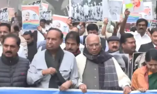 மகாத்மா காந்தியின் பெயர் நீக்கத்தை எதிர்த்து எதிர்க்கட்சி எம்.பி.க்கள் பாராளுமன்ற வளாகத்தில் போராட்டம்