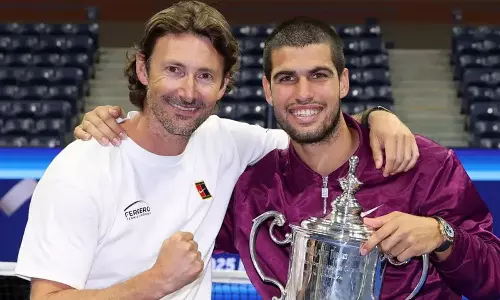 நீண்ட கால பயிற்சியாளரை பிரிந்தார் நம்பர் 1 டென்னிஸ் வீரர்