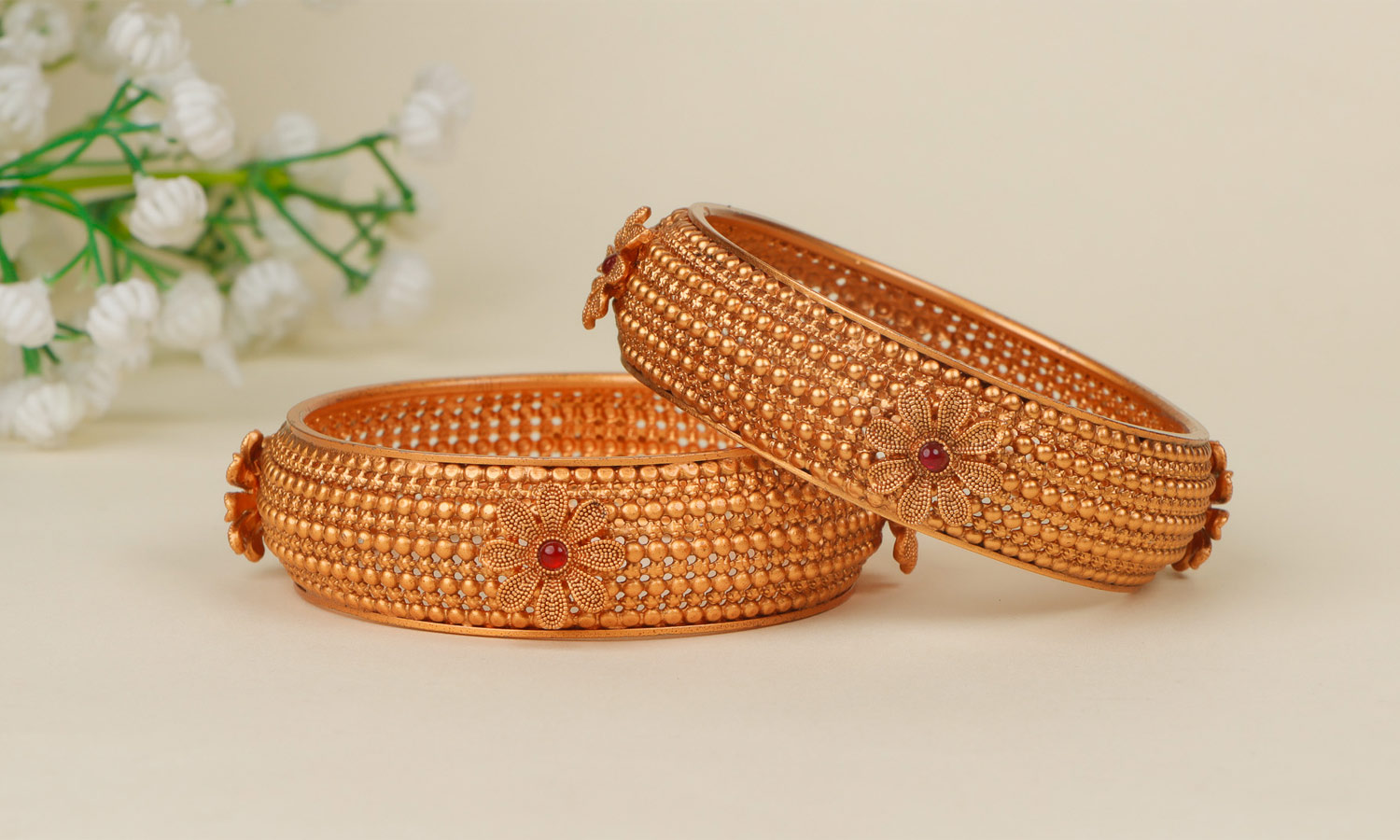 GOLD PRICE TODAY: சற்றே குறைந்த தங்கம், வெள்ளி விலை - இன்றைய நிலவரம்