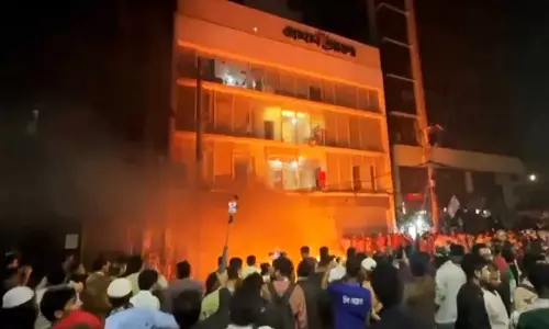 இந்தியாவுக்கு எதிராக கோஷம்.. வங்கதேசத்தில் மீண்டும் வெடித்த வன்முறை - அலுவலகங்களுக்கு தீ வைப்பு