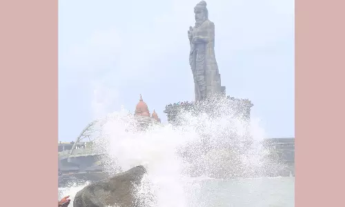 கன்னியாகுமரியில் சூறாவளி காற்றுடன் பயங்கர கடல் சீற்றம்