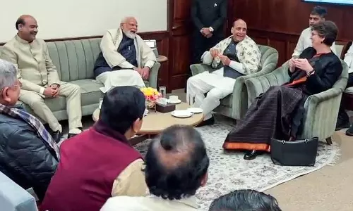 சபாநாயகர் ஓம் பிர்லா அளித்த தேநீர் விருந்தில் பிரதமர் மோடியுடன் பிரியங்கா சந்திப்பு