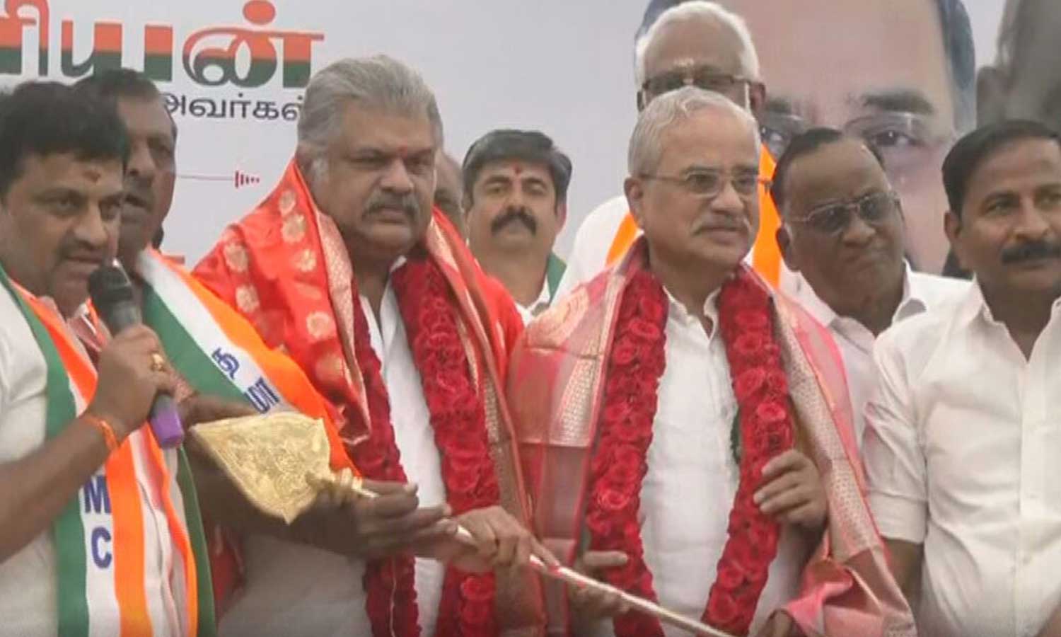 தமிழருவி மணியன் தனது கட்சியை ஜி.கே.வாசனின் தமிழ் மாநில காங்கிரஸ் கட்சியில் இணைத்தார்