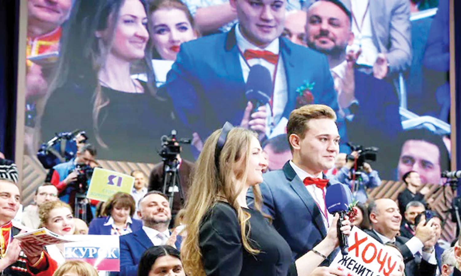 புதின் முன்னிலையில் காதலியிடம் திருமண ஆசையை வெளிப்படுத்திய நிருபர்