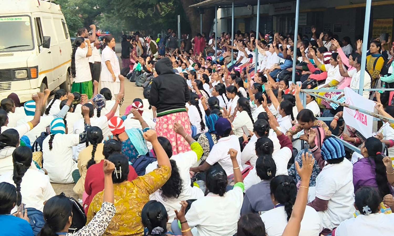 3-வது நாளாக நர்சுகள் போராட்டம் நீடிப்பு : மண்டபத்தை பூட்டி வெளியேற்றியதால் பரபரப்பு