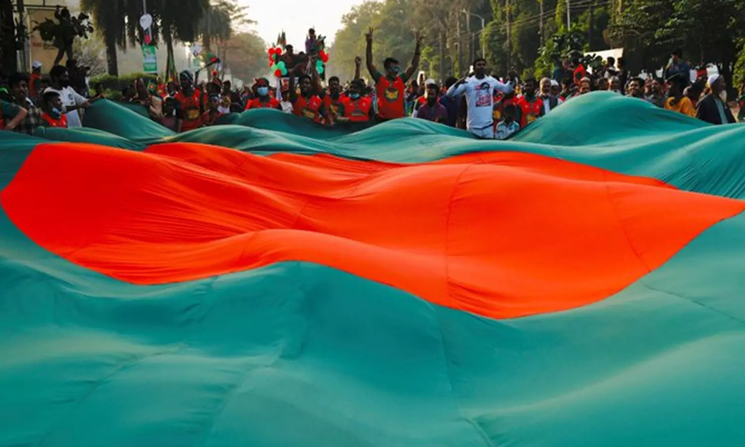 மாணவர் அமைப்பின் தலைவர் உடல் அடக்கம்: வங்கதேசத்தில் நீடிக்கும் பதற்றம் மாணவர் அமைப்பின் தலைவர் உடல் அடக்கம்: வங்கதேசத்தில் நீடிக்கும் பதற்றம்