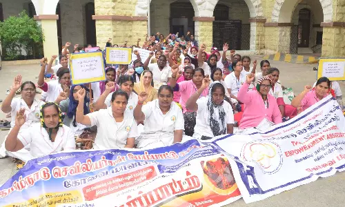 கோவை அரசு ஆஸ்பத்திரியில் 2-வது நாளாக நர்சுகள் போராட்டம்