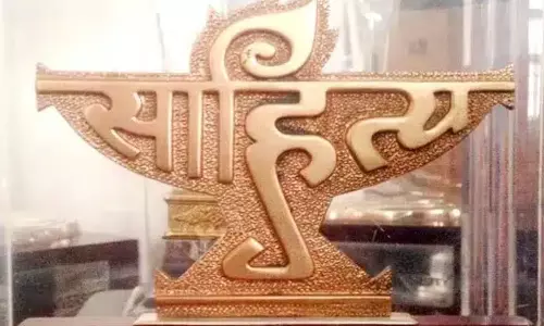 கடைசி நிமிடத்தில் சாகித்ய அகாடமி விருதுகள் அறிவிப்பை முடக்கிய மத்திய அரசு - எதிர்க்கட்சிகள் கண்டனம்