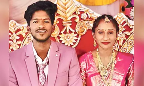 ஆந்திராவில் ரெயிலில் இருந்து தவறி விழுந்து புதுமண தம்பதி மரணம்