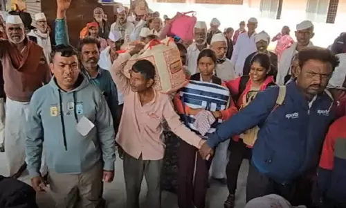 டிக்கெட் இல்லாமல் ரெயிலில் ராமேஸ்வரத்துக்கு வந்த உ.பி. பக்தர்கள்... அபராதம் செலுத்தாமல் தப்பியோட்டம்