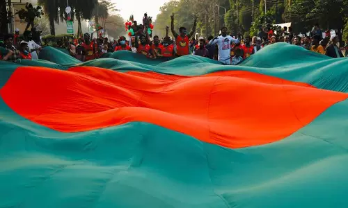 மாணவர் அமைப்பின் தலைவர் உடல் அடக்கம்: வங்கதேசத்தில் நீடிக்கும் பதற்றம்