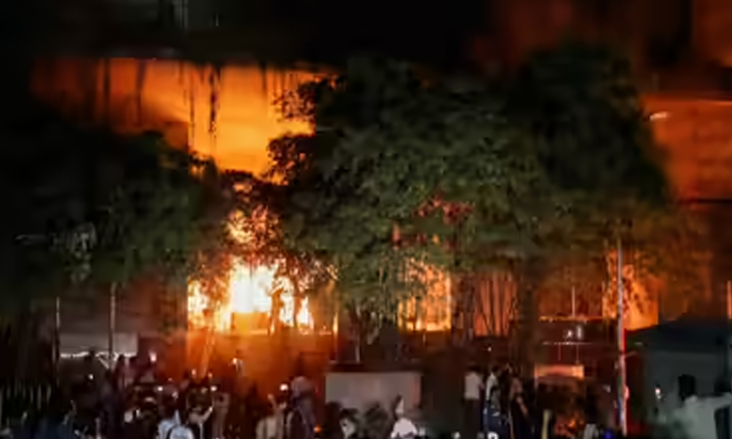 வங்காளதேசத்தில் வன்முறை: அரசியல் தலைவர் வீட்டுக்கு தீவைப்பு- 7 வயது மகள் கருகி பலி