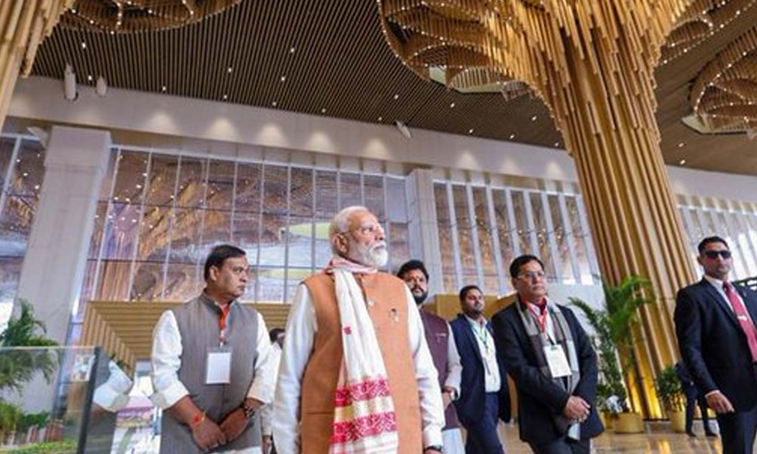 பிரம்மபுத்திரா நதியில் பிரதமர் மோடி, கப்பலில் மாணவர்களுடன் கலந்துரையாடல்