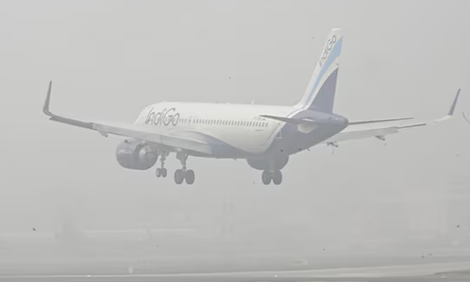 காற்றுமாசு- பனிமூட்டம்: டெல்லியில் விமான சேவை பாதிப்பு