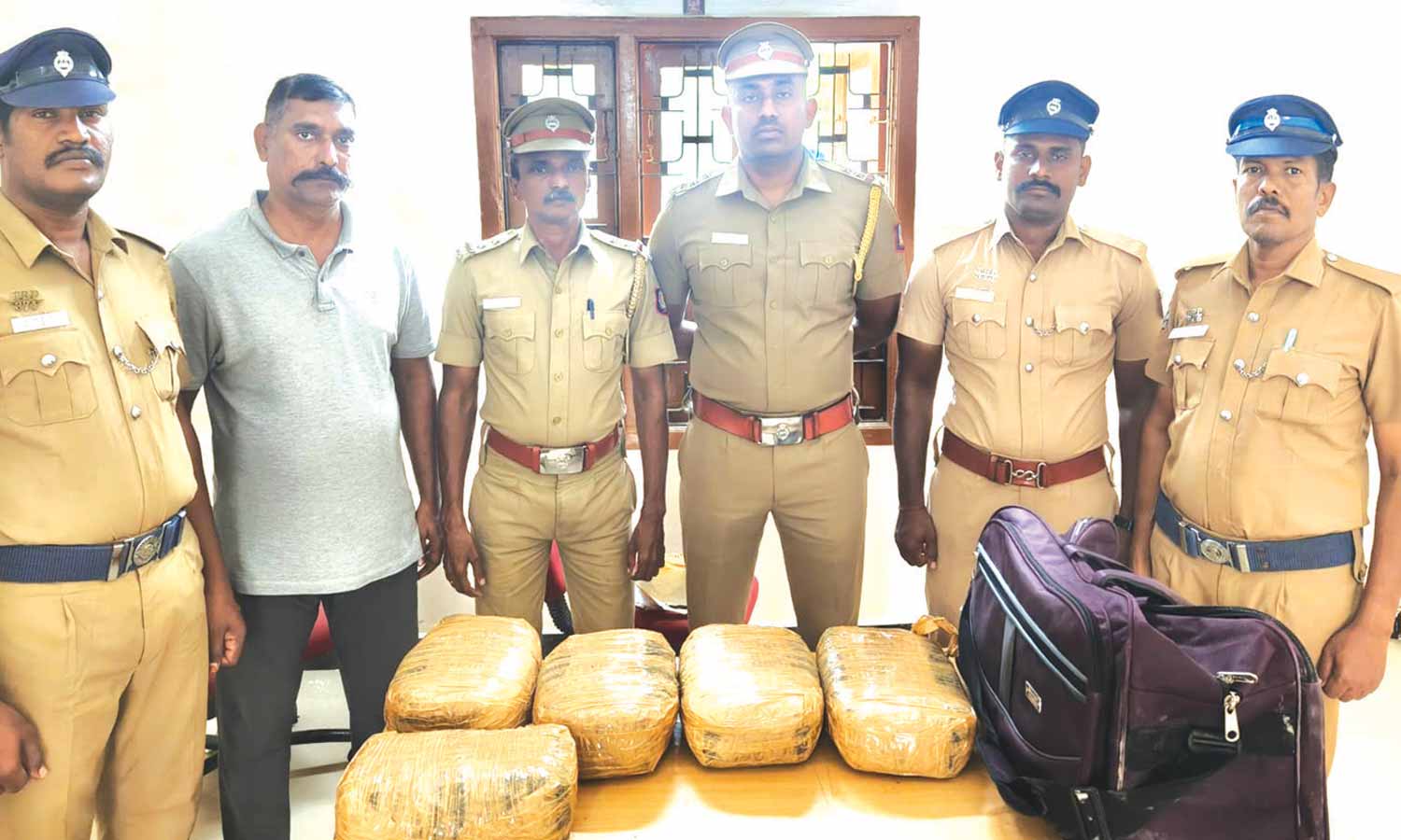 புவனேஸ்வரில் இருந்து கடத்தி வரப்பட்ட 10 கிலோ கஞ்சா பொட்டலங்கள் பறிமுதல்: ரெயில்வே போலீசார் நடவடிக்கை