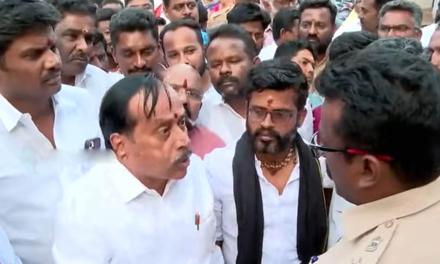 மு.க.ஸ்டாலின் ஆட்சியா, முகமது ஸ்டாலின் ஆட்சியா?  போலீசாருடன் வாக்குவாதத்தில் ஈடுபட்ட ஹெச். ராஜா!