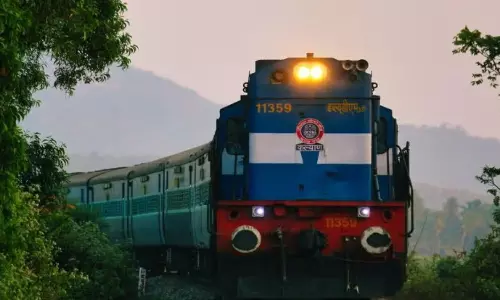 நாடு முழுவதும் ரெயில் கட்டணம் உயர்வு -  கி.மீ.க்கு எவ்வளவு?