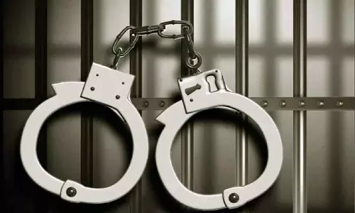 சிறுமியை ஆபாசமாக பேசி கேலி செய்த 4 சிறுவர்கள்.. ஒழுக்கம் கற்பிக்காத தாய்மார்களை கைது செய்த போலீஸ்!