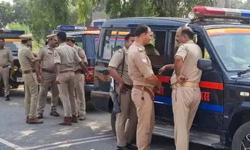 சிறுமியிடம் ஆபாச கமெண்ட் செய்த சிறுவர்கள்...வளர்ப்பு சரியில்லை என தாய்மார்களை கைது செய்த உ.பி.காவல்துறை!