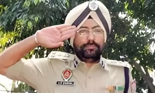 பங்குச்சந்தை மோசடியில் ரூ.8.10 கோடி இழந்த முன்னாள் IPS அதிகாரி..  துப்பாக்கியால் சுட்டு தற்கொலை முயற்சி