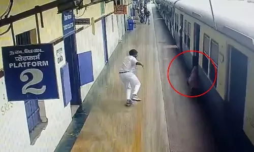 தாம்பரம்: ரெயிலில் ஏறும் போது தவறி விழுந்த பெண் பயணியை காப்பாற்றிய ஊழியர் - அதிர்ச்சி வீடியோ