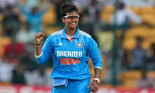 ஆஸி. வீராங்கனையை பின்னுக்குத்தள்ளி ஐசிசி தரவரிசையில் முதல் இடம் பிடித்த தீப்தி சர்மா