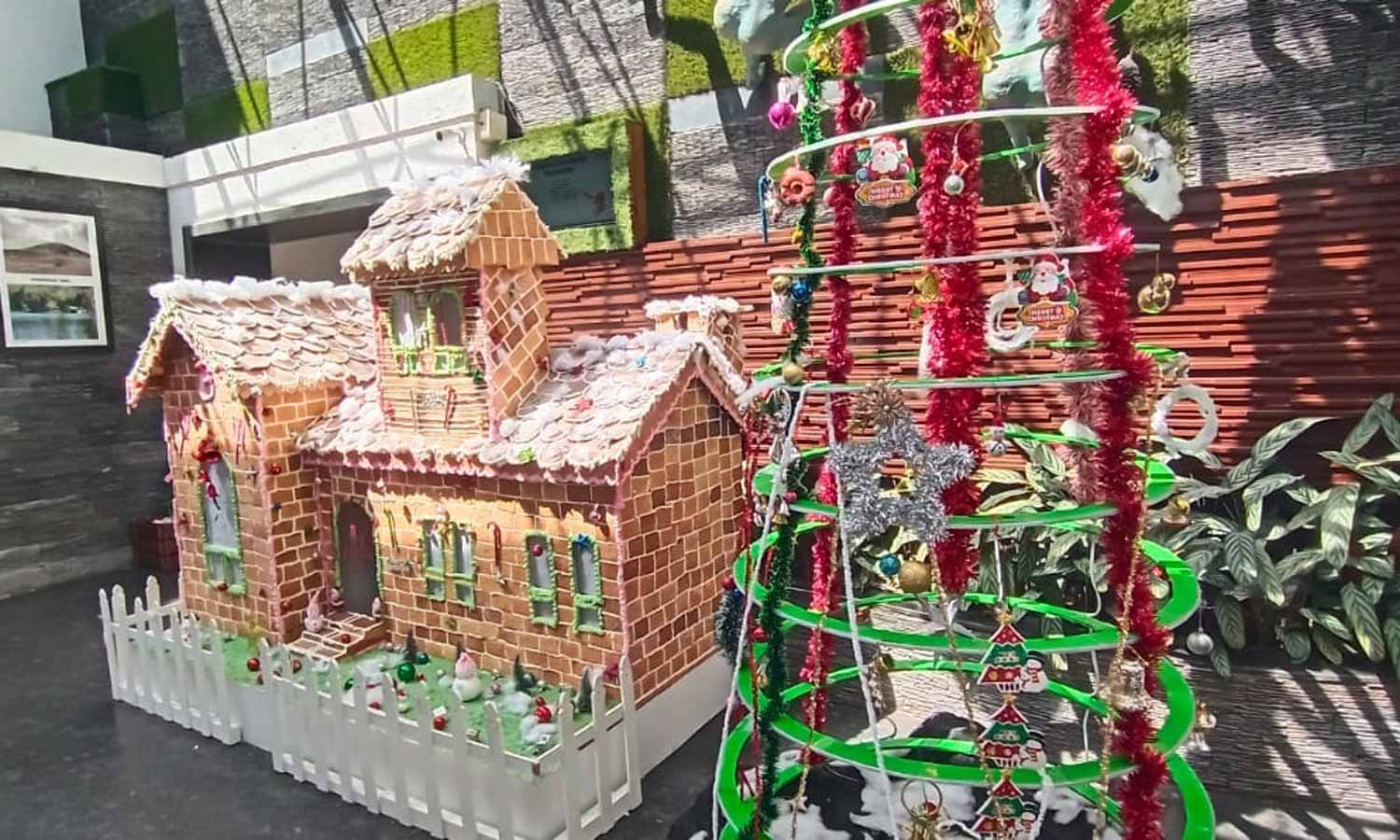 கொடைக்கானலில் 4500 பிஸ்கட்டுகளால் வடிவமைக்கப்பட்ட சுவிட்சர்லாந்து கிராம வீடுகள்