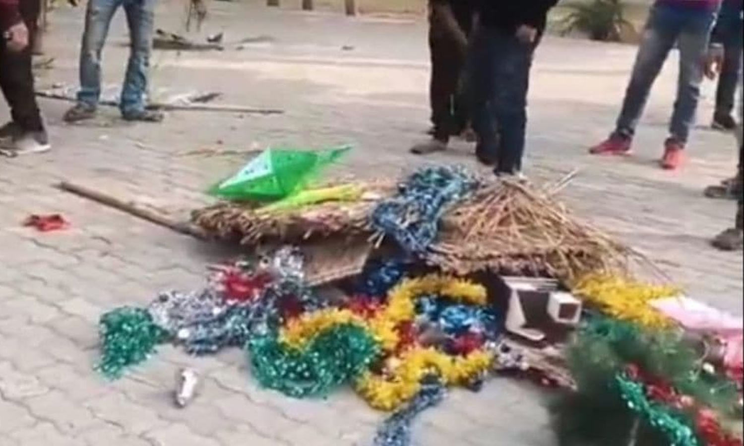 மாலுக்குள் புகுந்து கிறிஸ்துமஸ் அலங்காரங்களை சேதப்படுத்திய விவகாரம்: 4 பேர் கைது