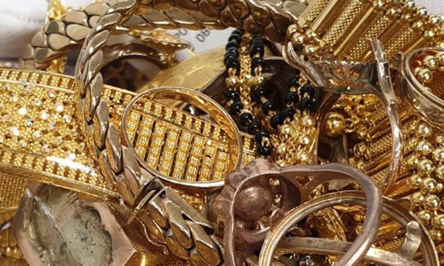 பள்ளி ஆசிரியை வீட்டில் 103 பவுன் நகை கொள்ளை- மர்மநபர்கள் கைவரிசை