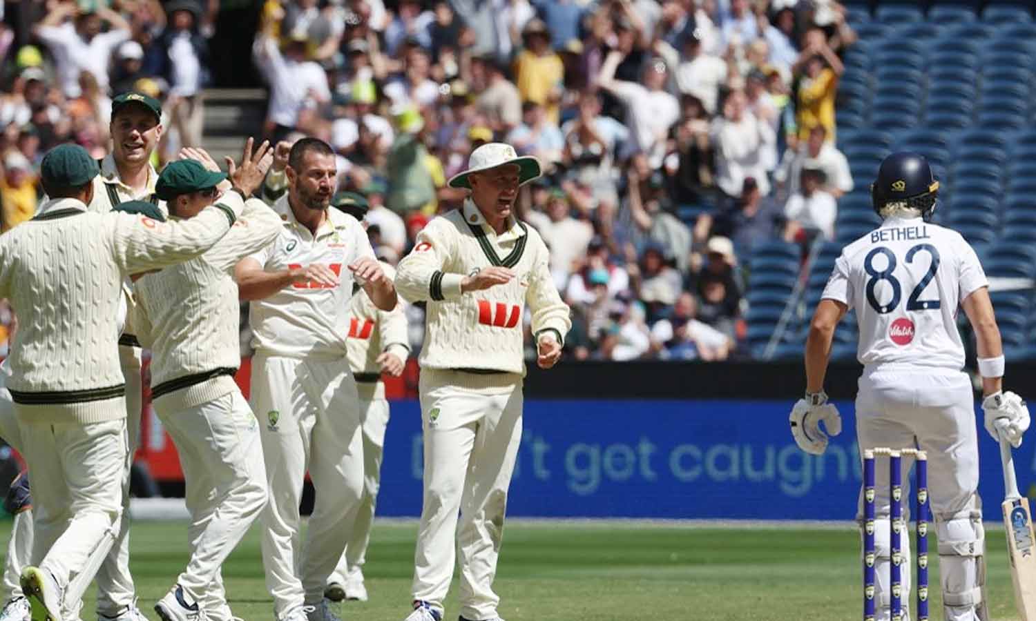 ஆஷஸ் 4-வது டெஸ்ட்: 152 ரன்னில் சுருட்டிய இங்கிலாந்தை 110 ரன்னில் மடக்கிய ஆஸ்திரேலியா